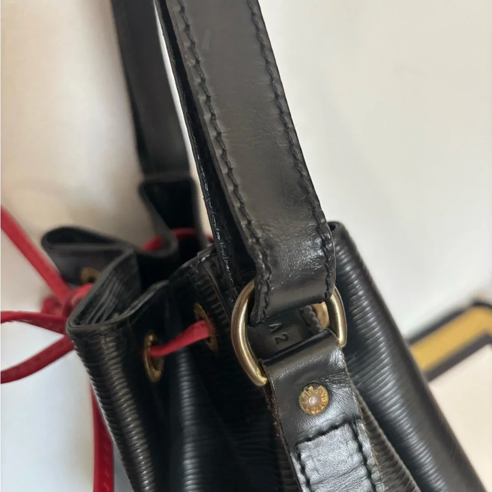 Authentic Louis Vuitton Black epi leather Noe bucket bag